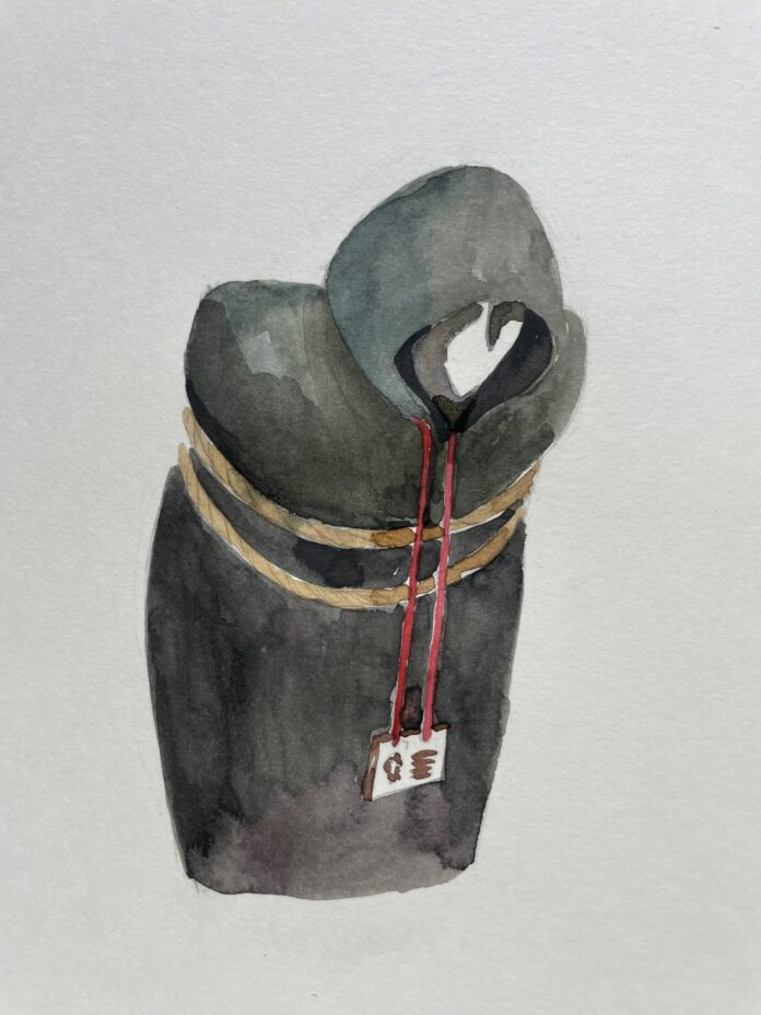 ▲검은색 후드티를 입은 사람이 밧줄에 묶여 있고 신상이 적혀있는 명찰이 목에 걸려있다. ©김소하 작가