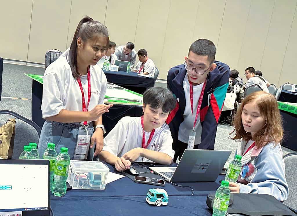 ▲25일 태국 장애청소년 대표들이 ‘eCreative_SmartCar 챌린지’ 종목에 도전하고 있다. 사진은 코딩프로그램을 짜고 있는 장면. ©한국장애인재활협회 