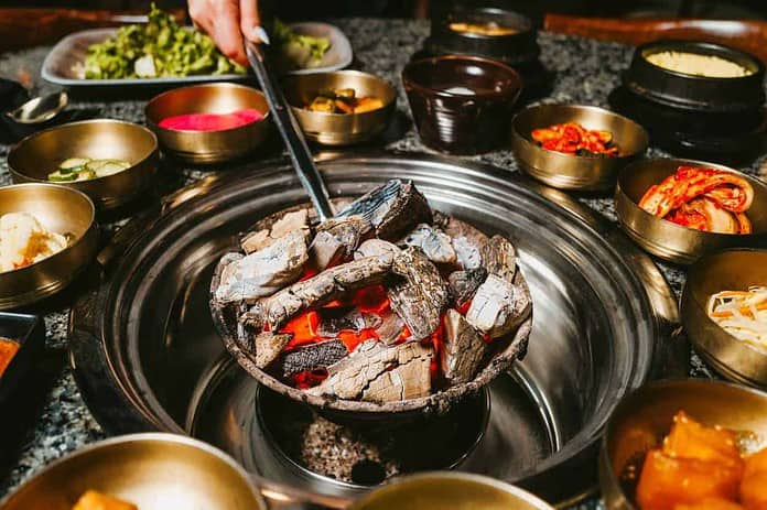 ▲한국의 대표 음식 중 하나인 식탁에서 숯불구이를 준비하는 장면. ⓒUnsplash