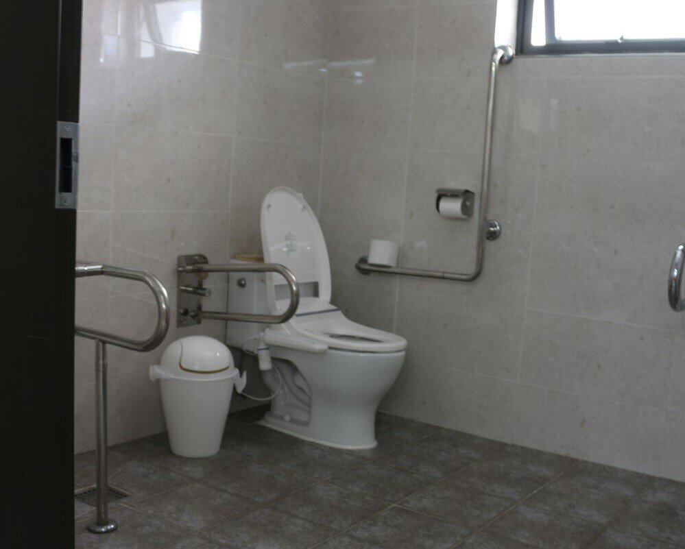 ▲정방폭포 장애인 화장실 ⓒ전윤선